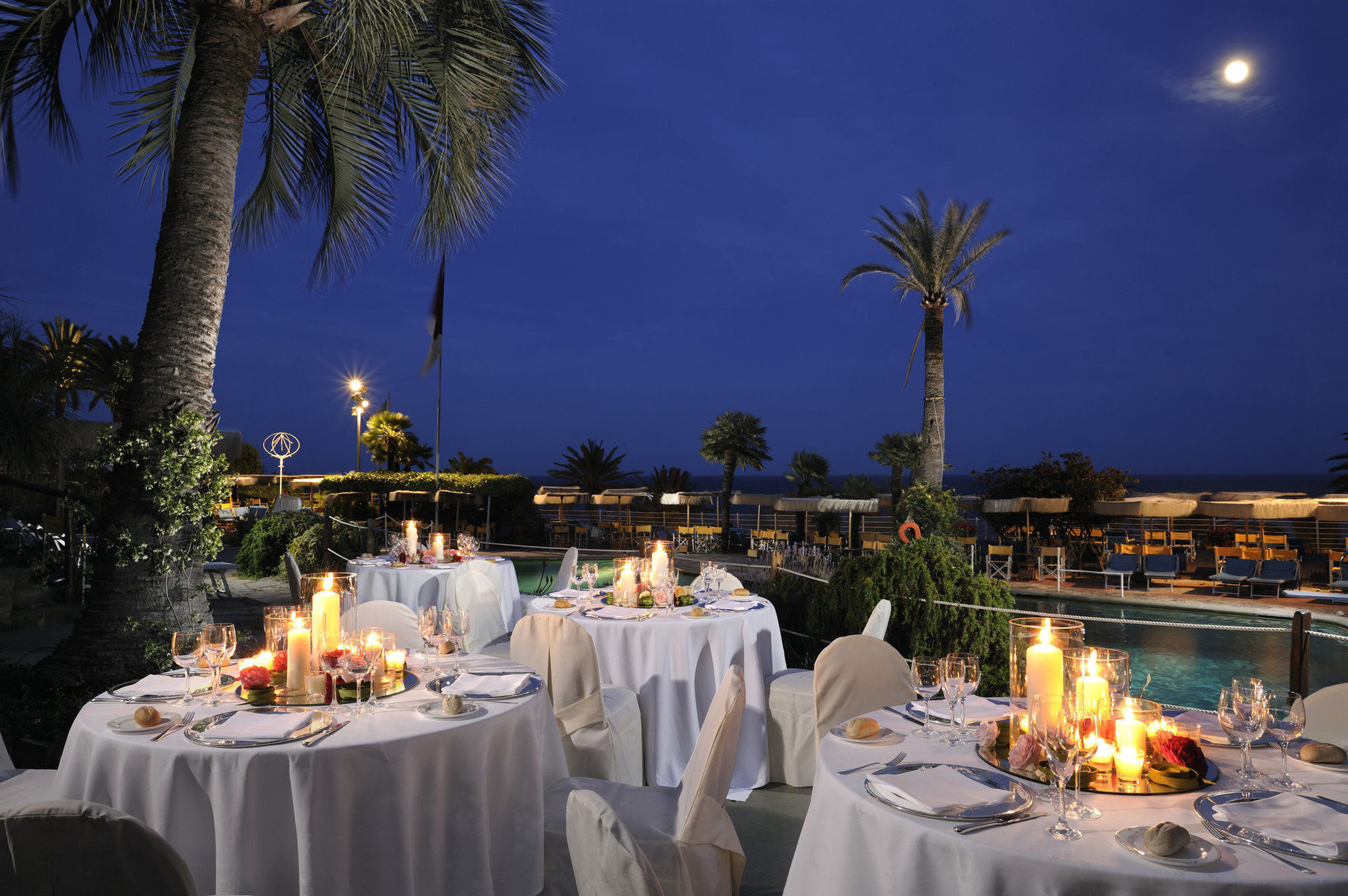 Royal Hotel Σαν Ρέμο Εστιατόριο φωτογραφία The resort at night